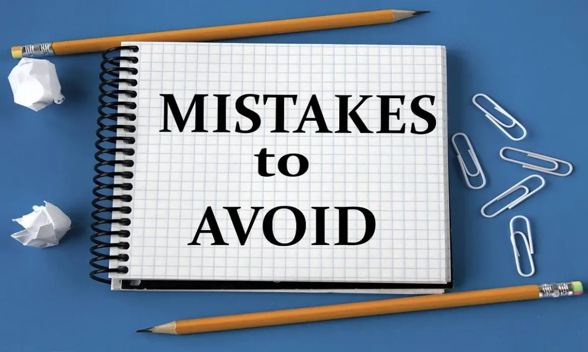 Notebook with the words "Mistakes to Avoid" surrounded by pencils and paperclips, highlighting planning errors in Online Marketing in Dubai.